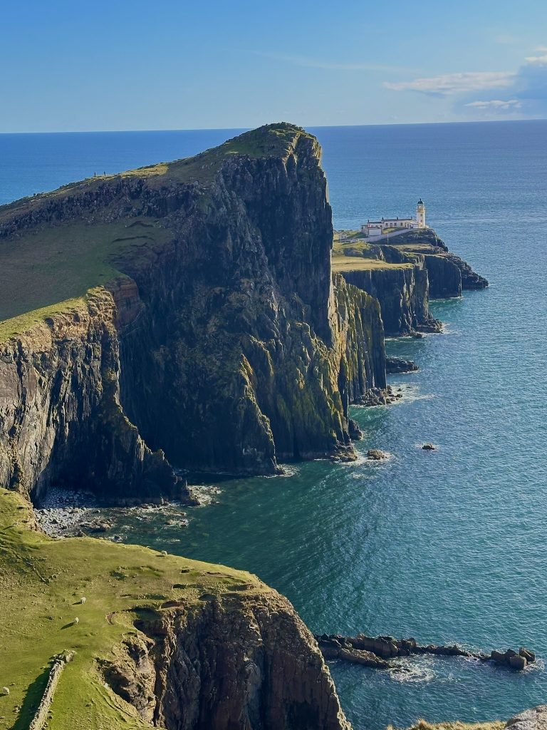 Das Nest Point Lighthouse ist ein malerisches Leuchtturm an der Ostküste der Isle of Skye in 